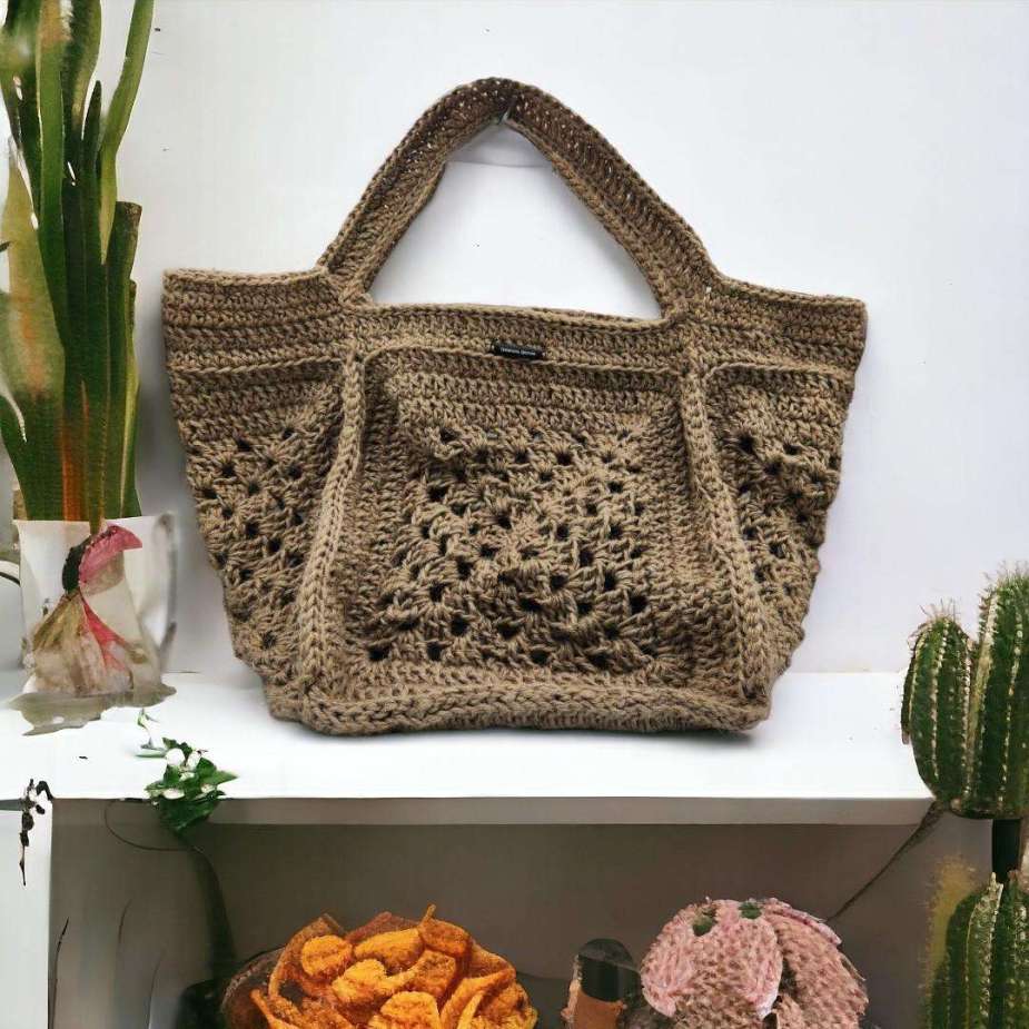 Sac cabas crocheté en ficelle de jute beige avec un motif "granny square"