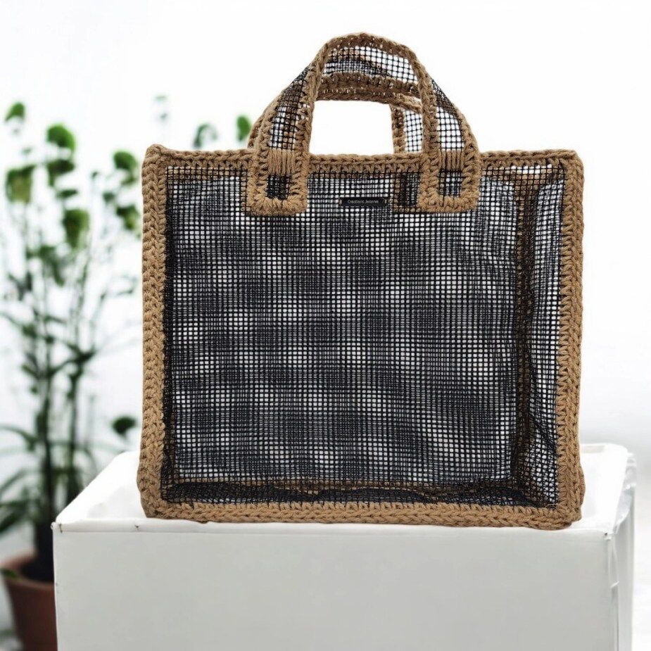 Sac cabas crocheté en ficelle de jute beige et grille polypropylène noire